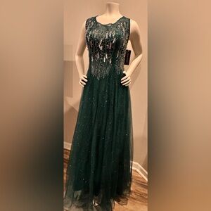 Elegant Green Evening Gown with Sparkle Details